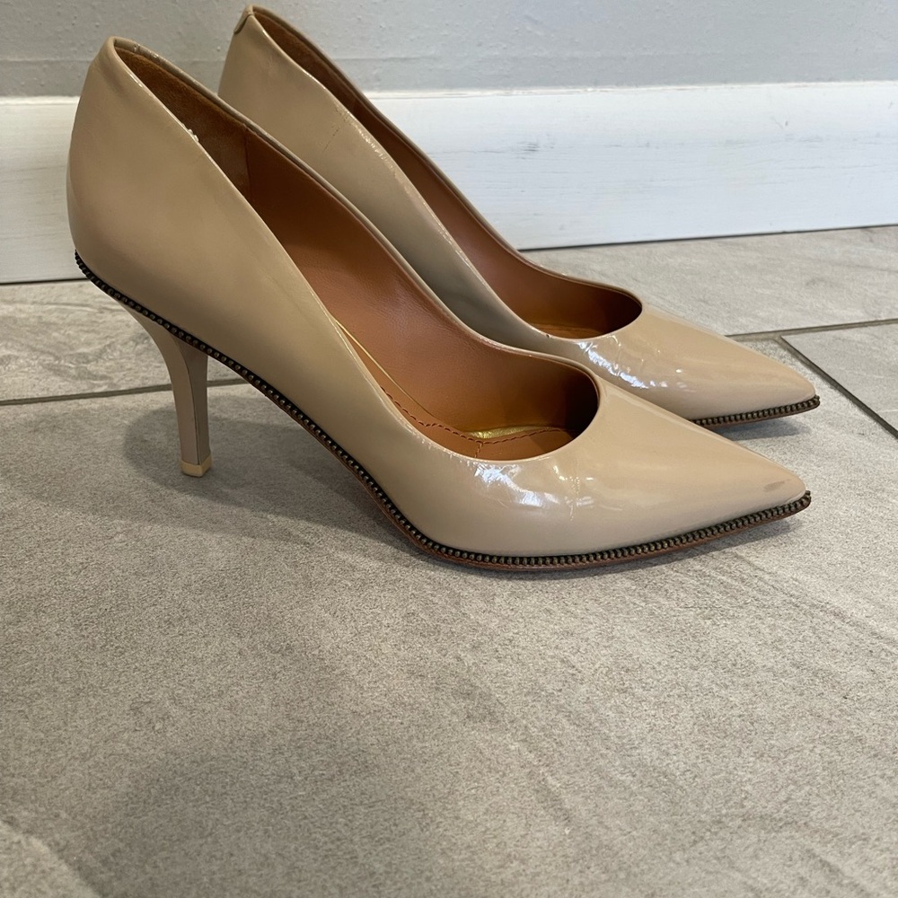 .Givenchy Pumps.